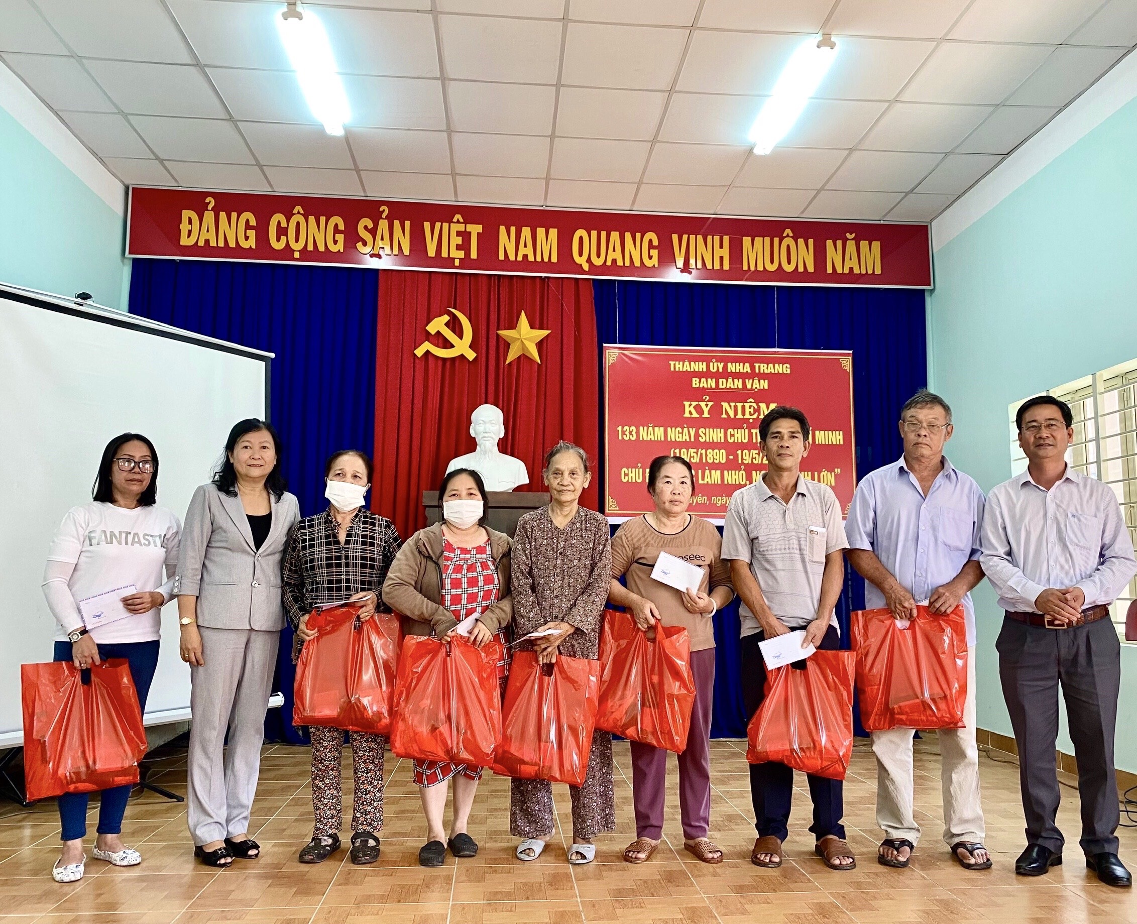 Ban Dân vận Thành ủy Nha Trang tổ chức hoạt động kỷ niệm 133 năm Ngày sinh Chủ tịch Hồ Chí Minh (19/5/1890 - 19/5/2023)